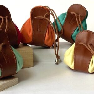 Monedero de piel tipo saco con cierre de cordón